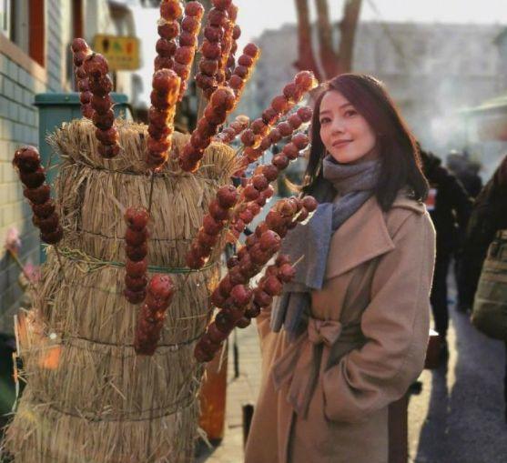 女生吃糖葫芦意外遭遇，糖分甜蜜背后的意外故事
