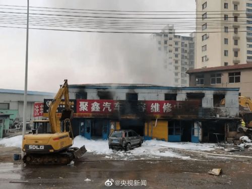 房车大火，一场波及周边车辆的意外灾难