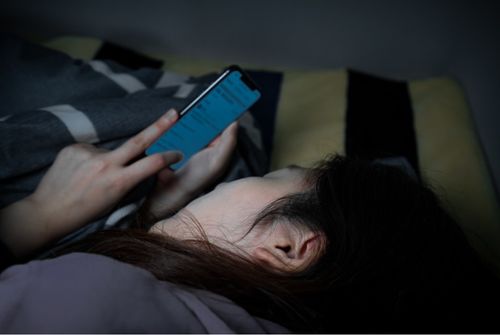 警惕熬夜追剧之害，28岁女子眼睛干涩险失明