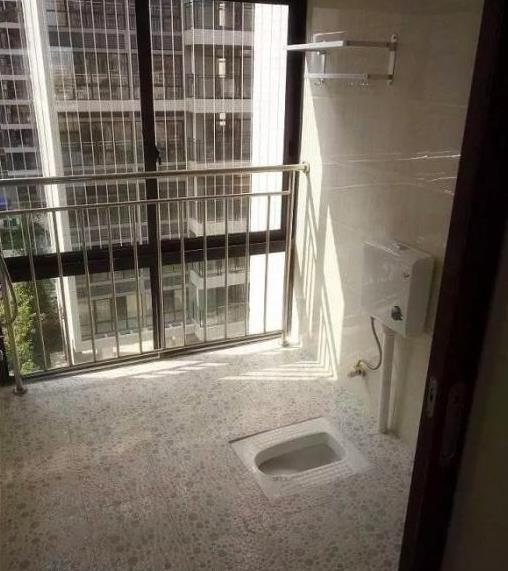 重庆一女厕安装透明落地窗引热议，官方回应来袭