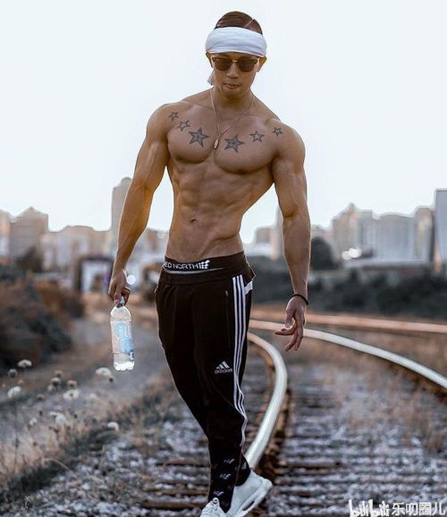 当代许褚——340斤男生的8块腹肌传奇
