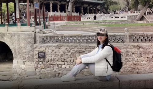 偶遇彭于晏与神秘女生遛狗，网友热议不断