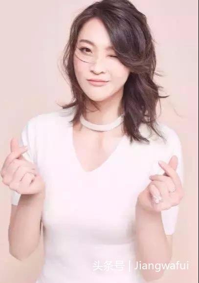 主持人李静坦言绝经经历，女性成长之路的另一篇章
