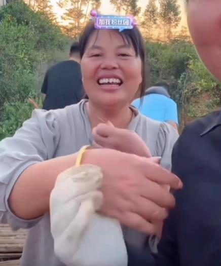 全红婵家庭之爱的独特表达——母亲收女儿金镯与儿子金链的背后故事