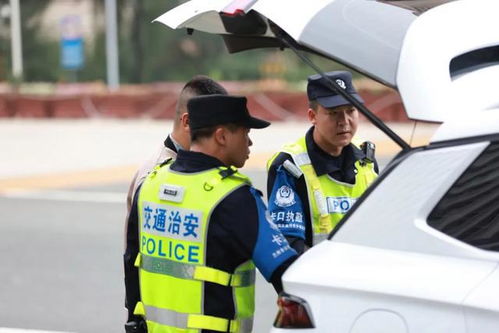 警民情深，一次意外发现警察叔叔送外卖的温暖瞬间