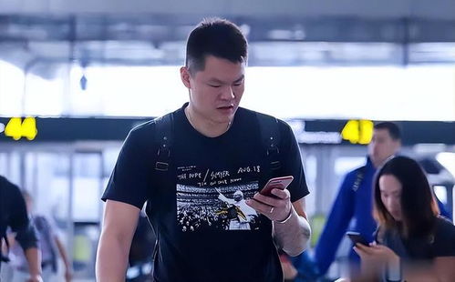 赵雷棋街头直播刷鞋，男演员的别样风采