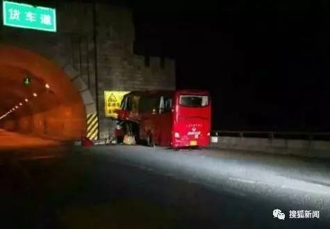郑州双层巴士误入隧道事故，车顶被削，事件通报与深度解析
