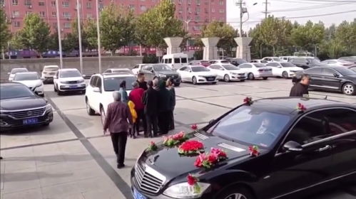 婚车偶遇高三学子，喜糖红包传递不停
