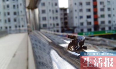陕西一少年惊现飞车事件，冲下人行天桥的背后真相