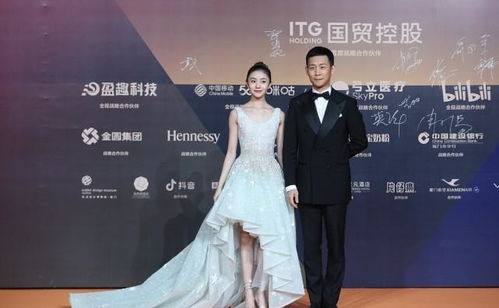 景甜与张晚意红毯合体，星光璀璨的瞬间