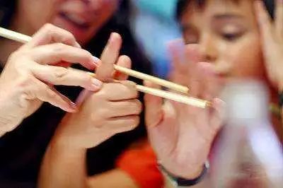 悲剧的瞬间，男童在幼儿园遭遇意外，筷子插入鼻子导致穿孔