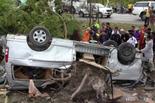悲剧瞬间，小区内两名儿童遭遇车祸，一死一伤