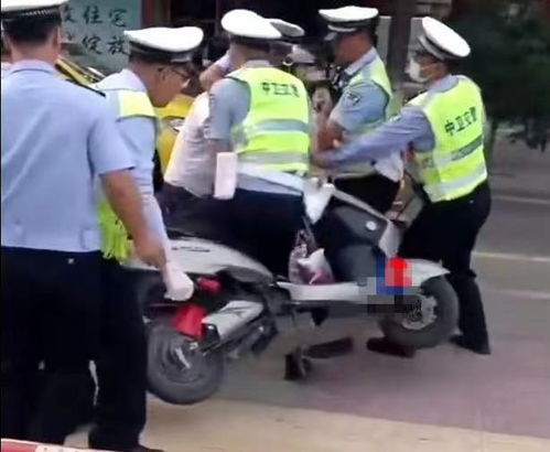 警方通报揭秘，男子强行拉拽男孩上电动车事件深度剖析