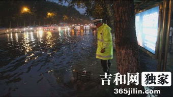 海口雨后男子徒手抓鱼，雨中奇景与自然之乐